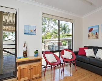 Fingal Beach Shack - Shoal Bay - Living room