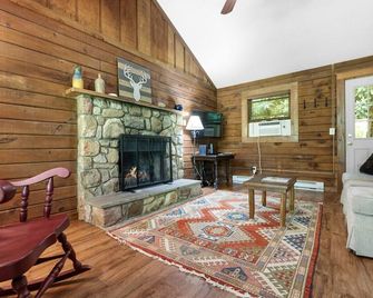 Log cabin on peaceful river - Blowing Rock - Living room