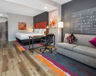 La Quinta Inn & Suites by Wyndham Lewisville - Lewisville - Спальня