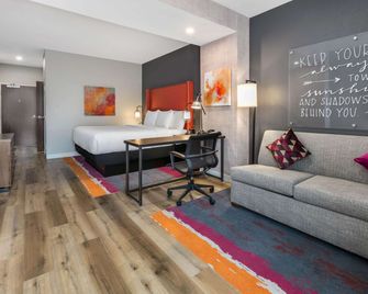 La Quinta Inn & Suites by Wyndham Lewisville - Lewisville - Спальня