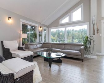 Serenity on the Shore: 1-Acre Lakefront Getaway - Shawnigan Lake - Salon
