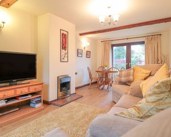 Berrys Place Farm Cottage - Gloucester - Living room