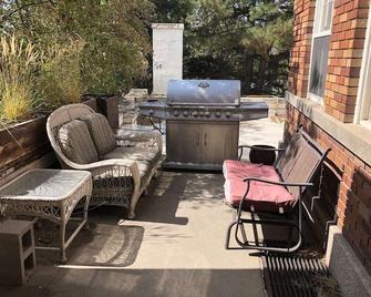 Updated partially subterranean apartment. - סולט לייק סיטי - פטיו