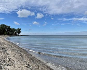 Beachfront Historical home 1Br/1Ba apt on Lake Erie w/ Balcony, WiFi, Streaming - Dunkirk - Beach