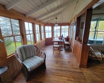 Classic Maine Waterfront Cottage w Deepwater Dock - Boothbay Harbor - Living room
