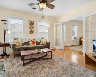 Like home Charming 2 Bedroom Upstairs Flat 3 blocks from downtown Auburn. - Auburn - Living room