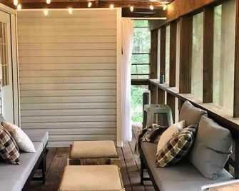 Gwen's Nest- a unique luxury family cottage in the woods - Siloam Springs