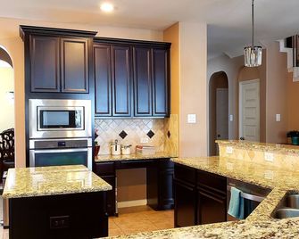 4 bedrms, 3 full bathrms, theater, 4K+ sq ft, Outlet Mall, bar, gameroom - Cypress - Keuken