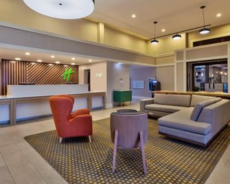 Holiday Inn Westbury-Long Island By IHG - Carle Place - Лоббі