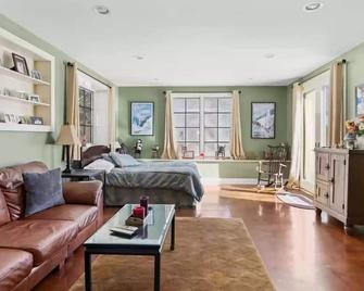 Views of Catamount! Tanglewood, Skiing, Bash Bish Falls, Barn At Liberty Farms! - Hillsdale - Bedroom