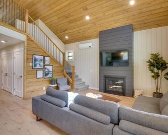 Lakeside Cabin with Hot Tub 3 Mi to Flathead Lake! - Lakeside - Sala de estar