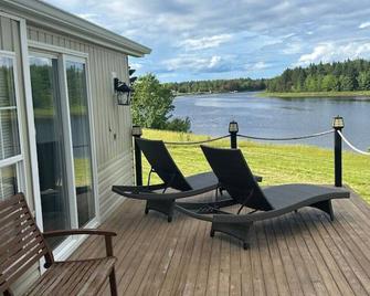 2 Bedroom Private Waterfront Getaway - Richibucto - Patio