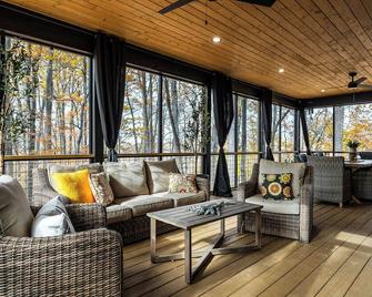 New! Woodsong Cabin Near Center Hill Lake - Smithville - Living room