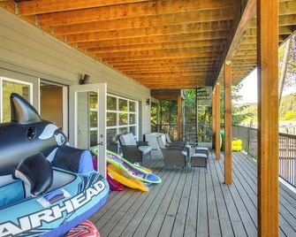 Beautiful Lake Coeur dAlene Retreat Deck and View! - Worley