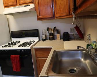Charming bungalow with AC and WiFi in soothing Loma Linda - Loma Linda - Kitchen