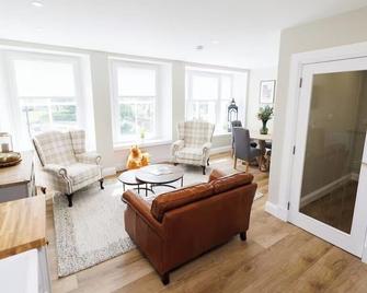 Stylish 3-Bed Apartment in the Heritage Quarter - Данфермлін - Вітальня