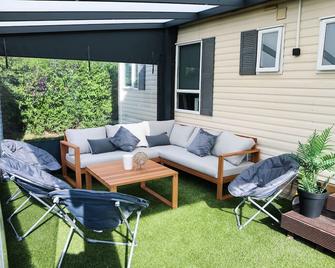Chalet met overkapping op camping aan het Veerse Meer - Kortgene - Патіо