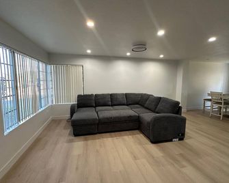 Enchanting 4-bedroom house! 8 minutes from Imperial Beach. - San Diego - Salon