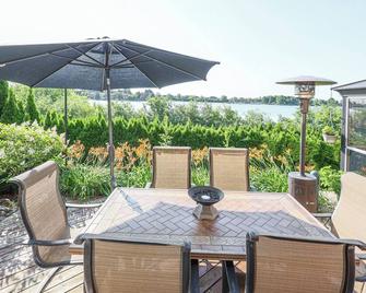 City Escape-Cottage by the Lake - Brampton - Hàng hiên