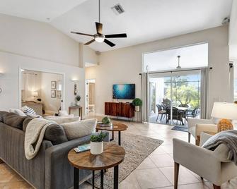 Cozy 3 bedroom with private pool and lakeview - Naples - Living room