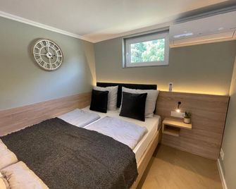 Five Studios - Premium Rooms with King Size Bed, Kitchen, AC, close to Ramstein Air Base - Ramstein-Miesenbach - Bedroom