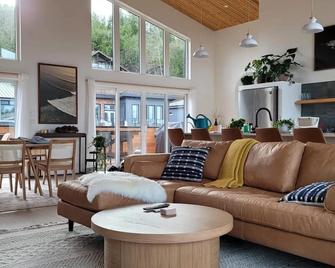 Barrel Sauna I Modern I Fire Pit I Ev Charger - Tofino - Wohnzimmer