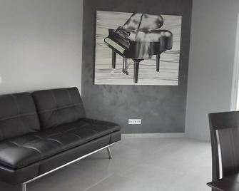 Charming house in peace - Pupillin - Living room