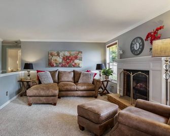 Centrally Located Oak Harbor Home - Oak Harbor - Wohnzimmer