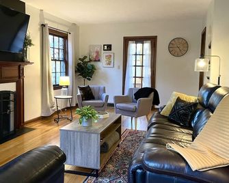 Hot Tub | 1.1 MI to Notre Dame | Backyard Oasis - South Bend - Living room