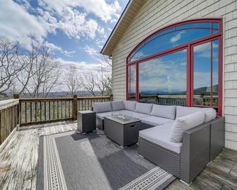 Pisgah Forest Home w/ Large Deck & Mountain Views! - Pisgah Forest - Balcony