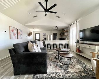 Home 7 min to Lackland AFB & close to SeaWorld - San Antonio - Stue