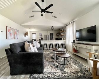 Home 7 min to Lackland AFB & close to SeaWorld - San Antonio - Living room