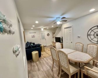 Perfect Location by Beach And Boardwalk! Big Private Yard With Tiki Bar! - Seaside Heights - Essbereich