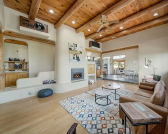 La Adventura - Direct Access to Public Land- Pool- City Limits - Farmington - Living room