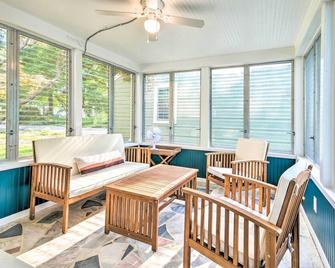 Idyllic Springfield Haven with Screened Porch! - Springfield - Living room