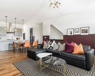 Linda Emmylou Patsy by AvantStay 3 Unit Buyout w 11BR in Heart of Nashville - Nashville - Living room