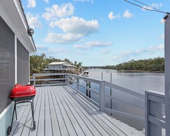 River Waterfront Retreat with Private Dock + Quick Gulf Access. - Steinhatchee - Balcón