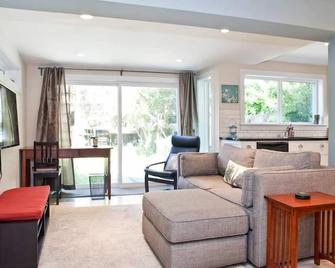 Private, 1-br Apt Near Golden Gate Park - San Francisco - Living room