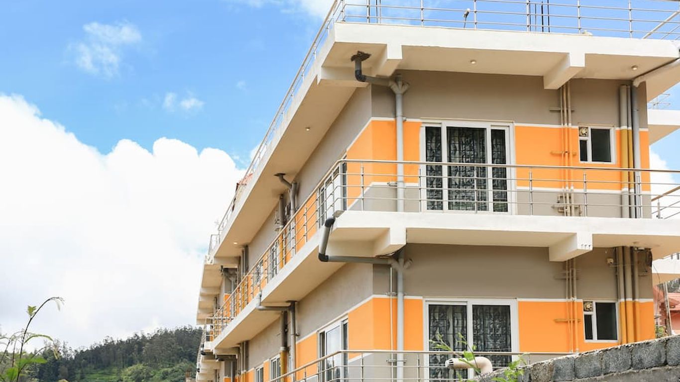 Treebo Light House, 900 Mtrs From Botanical Garden