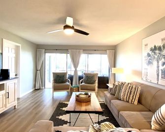 Siesta Key Gulf Front Condo - Siesta Key - Living room
