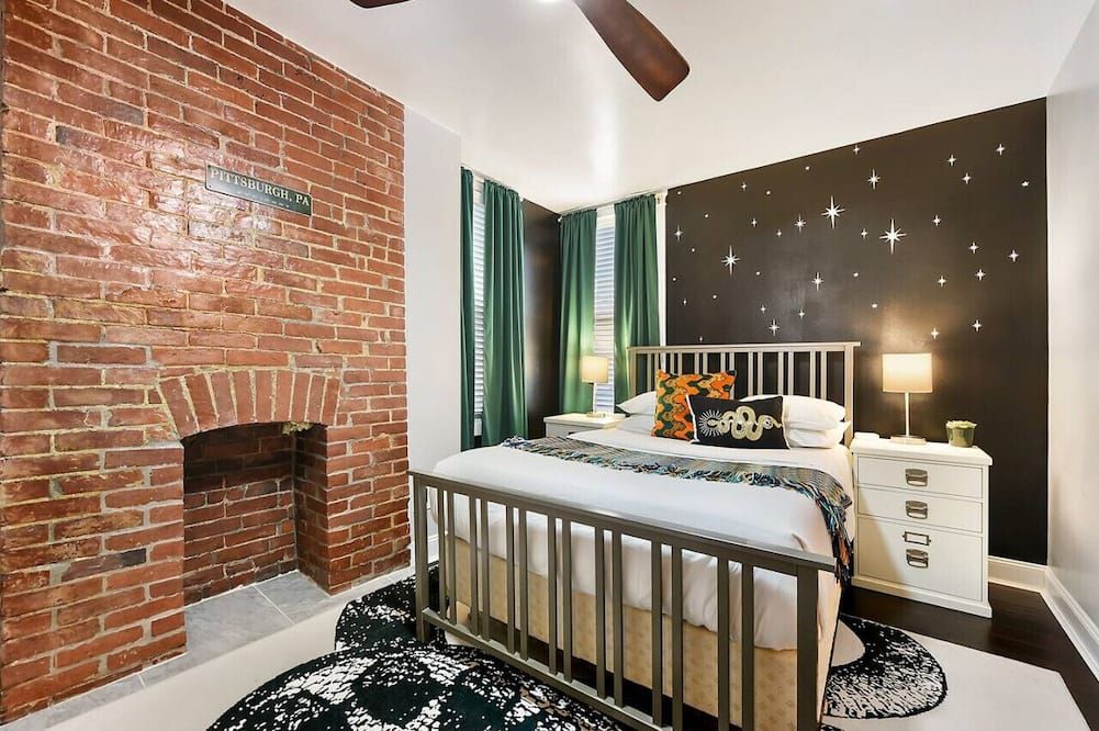 HostWise Stays Off Street Parking, Walk to Hospitals + Great Food - South Heights - Habitación