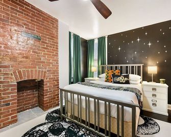 HostWise Stays Off Street Parking, Walk to Hospitals + Great Food - South Heights - Habitación