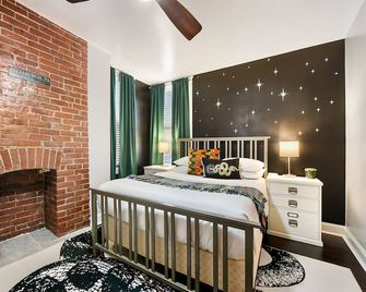 HostWise Stays Off Street Parking, Walk to Hospitals + Great Food - South Heights - Habitación