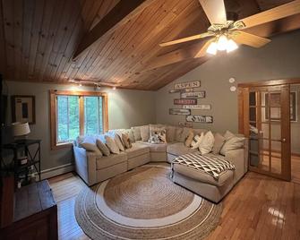 Cozy, updated 3bd home in Holderness-Squam Lake- walk to town-AC! - Holderness - Wohnzimmer