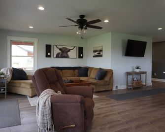 Charming 3-bedroom house secluded from the busy city, in lovely Clarence Center. - Clarence Center - Living room