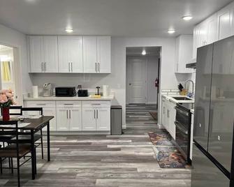 Cozy cottage near Hoodsport 2 Bed 1 Bath - Shelton - Kitchen