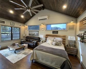 Circle C Cabin Perfect for Cozy Relaxing Retreats - Caldwell - Bedroom