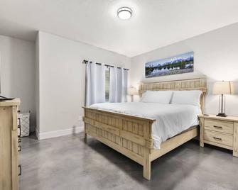 Work remotely. Blazing fast WiFi, stocked kitchen, laundry. Great location. - Draper - Bedroom