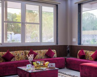 Elivaas Signature 3 Bhk Amber Villa With Pvt Pool, Game Room & Studio Rooms - Ballabgarh - Lounge