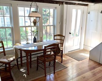 Historic Sailmaker's Cottage in Heart of Provincetown, Steps from Beach - Provincetown - Dining room
